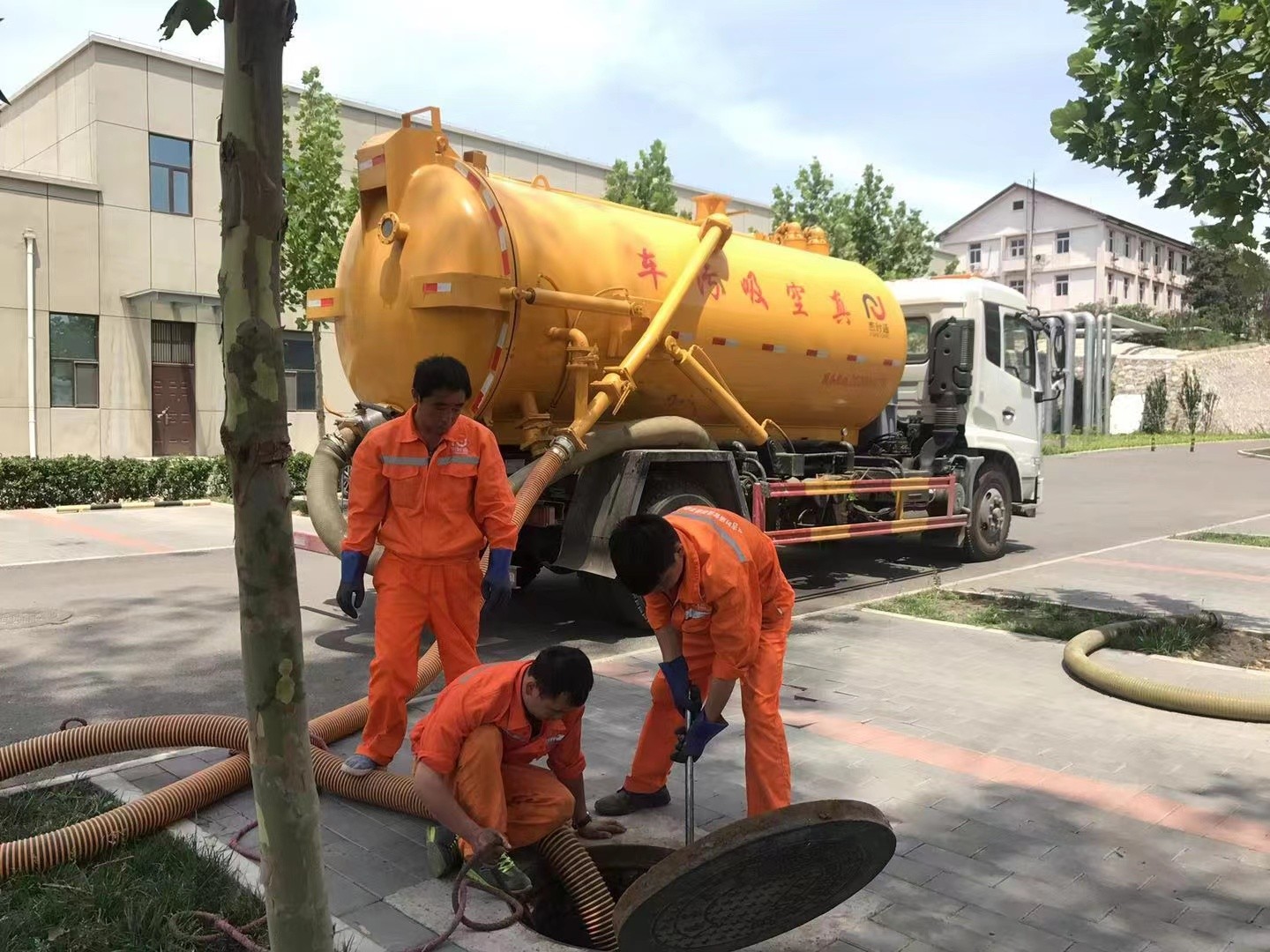 宝应管道疏通车停在窨井附近