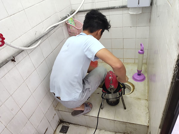 宝应管道堵塞冒臭气 专业师傅现场解决问题