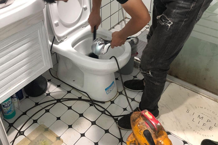 宝应马桶堵塞自己疏通还是找师傅?专业上门服务让你省时更省心